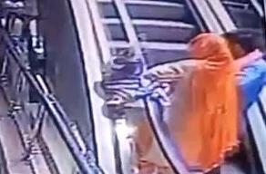 Mẹ đánh rơi con trên thang cuốn vì mải chụp ảnh tự sướng 