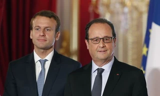 Ông Macron từng là một chuyên gia ngân hàng có uy tín và là cố vấn của Tổng thống Pháp Hollande Francois, trước khi được bổ nhiệm vào vị trí Bộ trưởng Kinh tế hồi năm 2014. Trong ảnh, Tổng thống Hollande đứng cạnh ông Macron tại điện Elysée trong một sự k