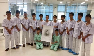 Tại phòng bệnh, đội bóng nhí Thái Lan tưởng niệm thợ lặn thiệt mạng trong quá trình giải cứu. Ảnh: Bệnh viện Chiang Rai