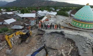 Cảnh tan hoang tại đảo Lombok sau trận đông đất ngày 5/8. Ảnh: AFA
