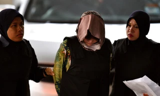 Nghi phạm Đoàn Thị Hương xuất hiện tại toà sáng nay, 16/8. Ảnh: AFP