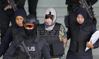 Đoàn Thị Hương rời toà sáng 16/8. Ảnh: AP