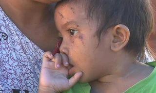 Bé Wuhan chưa hết bàng hoàng sau 24h mắc kẹt dưới đống đổ nát. Ảnh chụp màn hình