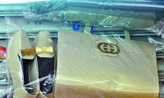 Các mặt hàng vàng mã có gắn logo Gucci.