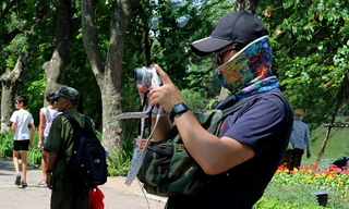 Du khách nước ngoài bịt mặt như Ninja thăm Hồ Gươm