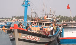Tàu cá QNa 91939 trở về đất liền sau chuyến biển kinh hoàng, bị cướp sạch. Ảnh: Nguyễn Thành