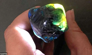 Viên đá sapphire hiếm thấy được tìm thấy tại Queensland (Úc). Ảnh: Daily Mail