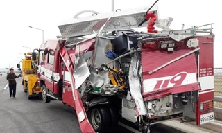 Xe chữa cháy bẹp rúm sau cú va chạm. Ảnh: Yonhap