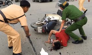 Tên cướp bị bắt khi liều vượt đèn đỏ, đâm vào xe ô tô, ngã xuống đường. Ảnh: Thanh Loan.