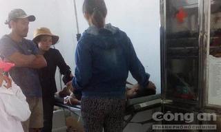 Nạn nhân đang được cấp cứu - Ảnh: Hương Nhàn 