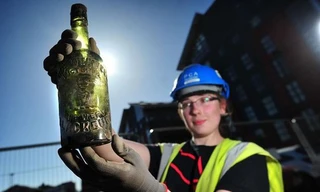 Một số chai lọ nguyên vẹn được phát hiện tại tàn tích quán bar "Astley Arms".