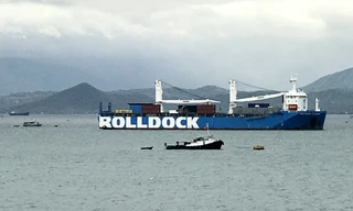 Tàu Rolldock Storm chở tàu ngầm 187 Bà Rịa – Vũng Tàu đang ở trong vịnh Cam Ranh