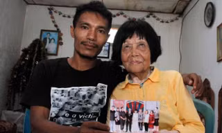 Sofian và bà Martha khoe phóng viên ảnh chụp trong ngày tổ chức hôn lễ. Ảnh: Ronny Adolof Buol
