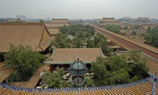 Năm 1924, khi Phổ Nghi - vị Hoàng đế cuối cùng của Trung Hoa chạy khỏi Tử Cấm Thành (Bắc Kinh, Trung Quốc) thì những cánh cửa nơi đây cũng đồng thời bị đóng lại, trong đó có cánh cửa dẫn vào khu vườn Càn Long. 