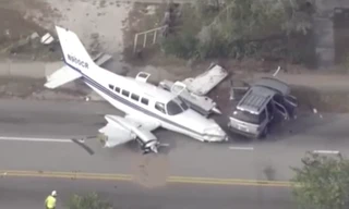 Máy bay lao xuống phố đông, phi công sống sót thần kỳ