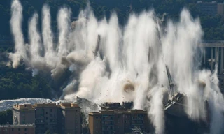 Khoảnh khắc cây cầu bị đánh sập. Ảnh: Getty