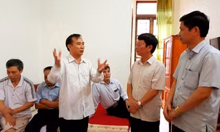Lãnh đạo Sở Du lịch, huyện Bố Trạch đến thăm hỏi, động viên đoàn khách du lịch không may gặp nạn.