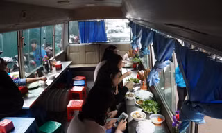 Dành vỉa hè cho người đi bộ, dân lên xe khách ăn... bún chả