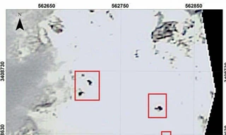 Mảnh vỡ máy bay được phát hiện trên sườn núi phủ đầy tuyết. Ảnh: Twitter