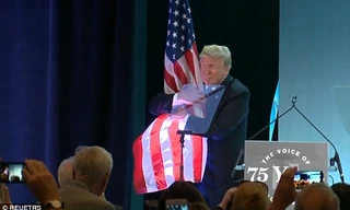 Ông Trump ôm chặt cờ Mỹ sau bài phát biểu về người nhập cư