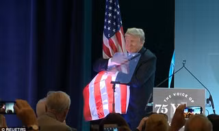 Ông Trump ôm chặt cờ Mỹ sau bài phát biểu về người nhập cư