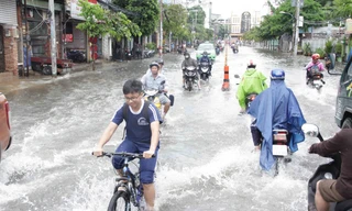 Mưa từ sáng, nhiều đường Sài Gòn ngập đến chiều