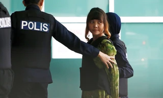 Đoàn Thị Hương xuất hiện tại phòng thí nghiệm lưu trữ mẫu vật nhiễm VX