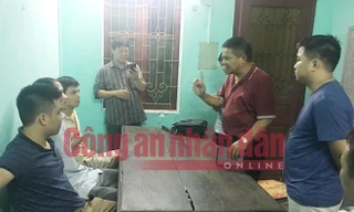 Thiếu tướng Hồ Sỹ Tiến đang hỏi cung đối tượng Doãn Trung Dũng khi hắn vừa bị bắt.