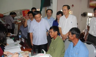 Bí thư Tỉnh ủy Hà Tĩnh Lê Đình Sơn động viên người dân vượt khó vươn lên, tiếp tục bám biển và sử dụng số tiền được đền bù hợp lý.