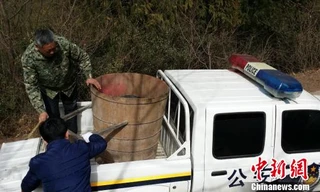 Cảnh sát thu giữ chiếc thùng gỗ được sử dụng trước đó trong nghi lễ tâm linh kì quái.