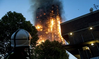 Thế giới tuần qua: Cháy chung cư Anh, Tổng thống Mỹ liên tục bị kiện