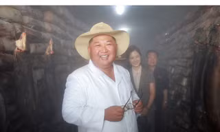 Thăm trại cá, ông Kim Jong-un khen cá trê nhìn giống… thỏi vàng