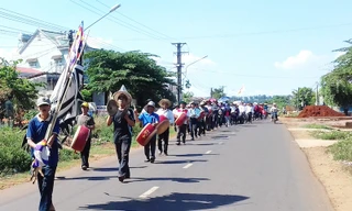 Gia đình tổ chức tang lễ cho con