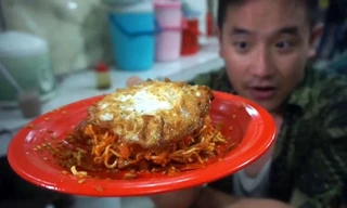 Ben cầm đĩa "mì chết" trên tay trước khi thử.