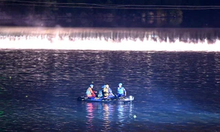 Tàu cứu hộ trục vớt người bị nạn trong đêm. Ảnh: Tân Hoa Xã