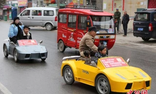 Tự chế dàn Lamborghini mui trần để... đưa cháu đi học