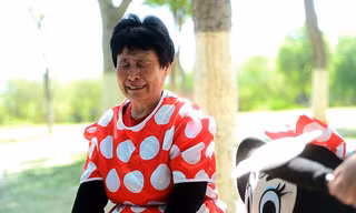 Mẹ chồng đóng vai chuột Minnie kiếm tiền chữa bệnh cho con dâu