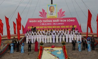 Lễ thượng cờ Thống nhất non sông ngày 30/4/2018 tại Di tích Quốc gia đặc biệt Đôi bờ Hiền Lương-Bến Hải. Ảnh: Đ.V