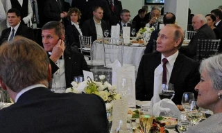 Tổng thống Nga Vladimir Putin (phải) ngồi cạnh cựu Cố vấn An ninh Quốc gia Mỹ Michael Flynn tại một bữa tiệc ở Nga hồi tháng 12/2015. Ảnh: Reuters