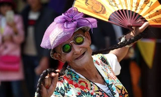 Cụ ông suốt 14 năm mặc đồ phụ nữ để vui lòng mẹ