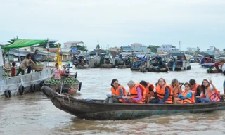 Khách quốc tế tham quan chợ nổi Cái Răng ở thành phố Cần Thơ. Ảnh: Hòa Hội