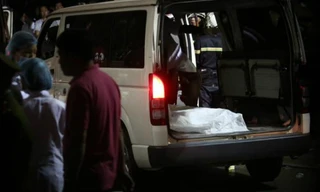 Một xe cứu thương với băng ca phủ vải trắng rời hiện trường. Ảnh: Ngọc Thành.