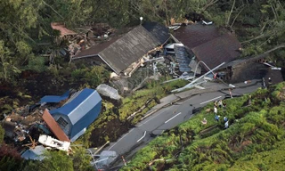 Đồi núi sạt lở, đường nứt toác sau trận động đất sáng 6/9. Ảnh: AP