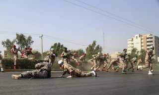 Các binh sĩ Iran hoảng loạn trong vụ xả súng ngày 22/9. Ảnh: GLP