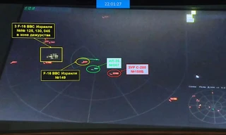 Khoanh vàng là máy bay F-16 của Israel, khoanh xanh là trinh sát cơ Il-20 của Nga và khoanh đỏ là tên lửa phòng không Syria. Ảnh ghi lại sự cố ngày 17/9 do Bộ Quốc phòng Nga công bố.