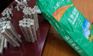 'Khóc dở' vì được trả nợ bằng... 5.000 đồng xu