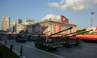 Pháo tự hành Triều Tiên trong cuộc diễu binh hoành tráng nhân sinh nhật thứ 70 của Đảng Lao động Triều Tiên (10/10/2015). Ảnh: Getty