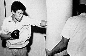 Hình ảnh Lý Tiểu Long tập luyện cùng bao cát. Ảnh: Top Ten.