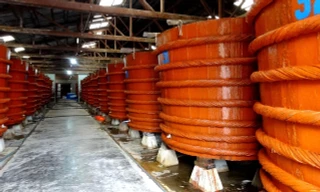 Các cơ sở sản xuất nước mắm đã và đang gánh chịu những tác động trực tiếp từ thông tin không khách quan mà Vinastas đưa ra trước đó về hàm lượng arsen tổng vượt ngưỡng cho phép trong nước mắm độ đạm cao.