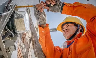 Thủ tướng yêu cầu EVN minh bạch giá điện, cổ phần hóa khâu bán lẻ